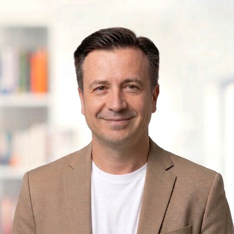 Nachhilfelehrer Arthur Lenart
